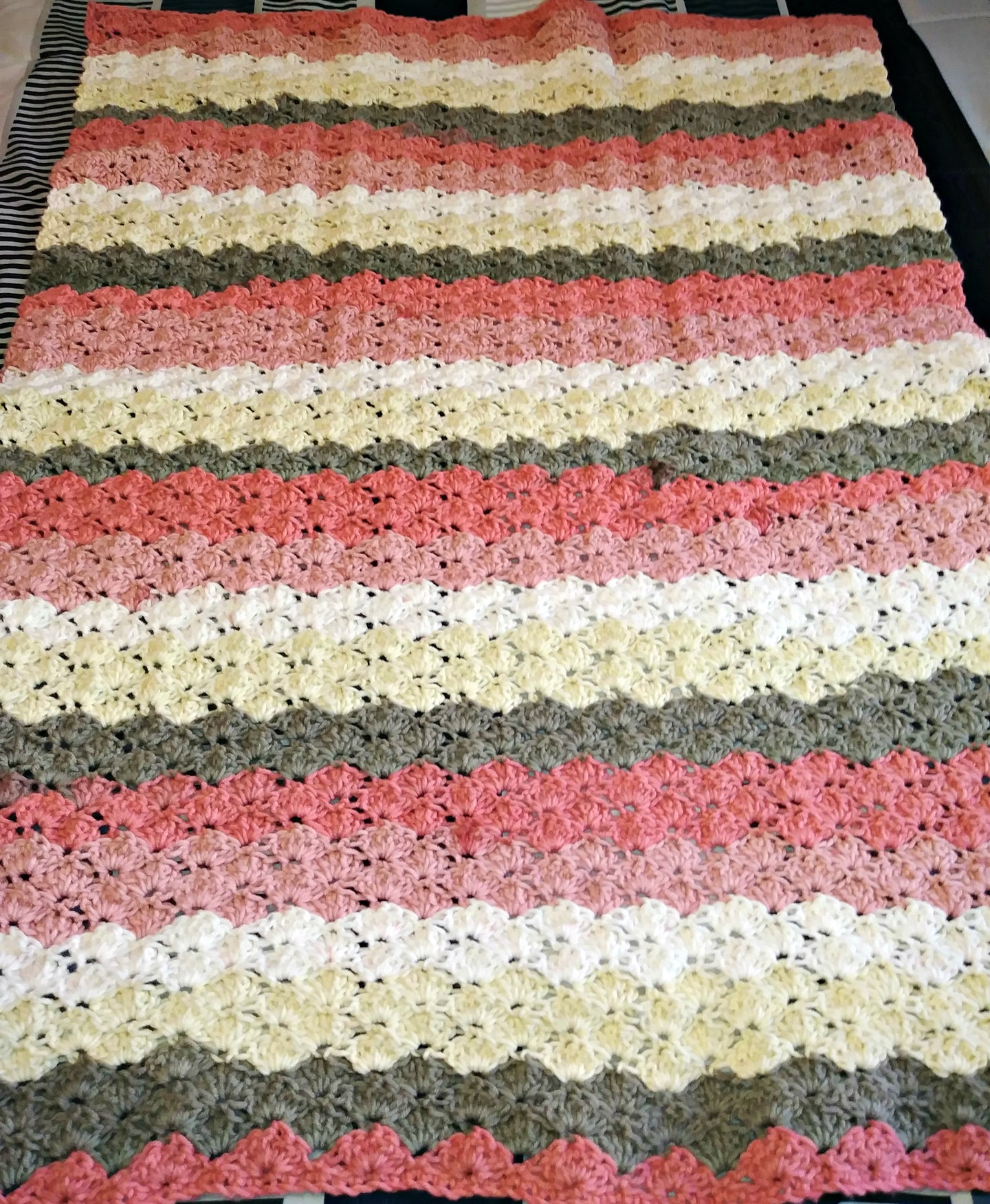 Shell Baby Blanket Pink Cream Brown 36